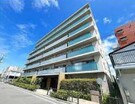 閑静な住宅街に位置するマンション