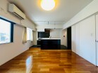 光と会話がキッチンまで届く、明るい住まい。