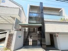 お出かけも帰宅もスムーズに。機能とデザインが心地よい住まいの入口。