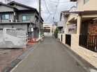 物件周辺は穏やかな住宅地が広がります。