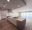 リビング全体が見渡せる対面式システムキッチン
