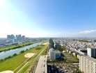 窓からは開放的な多摩川の風景が望めます。