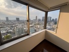 都会の喧騒は届かない。24階の窓を開ければ、そこは空の特等席