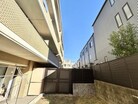 プライバシーを守られた空間で、ペットと過ごす理想的なオフタイム。