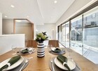 テラスを望むリビングは1階ならではの落ち着きがあり、「戸建感覚」でお住まいいただけます。