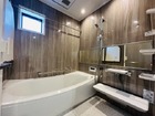 広々とした浴槽で、一日の疲れを贅沢にリフレッシュ♪