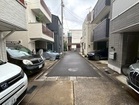 車を気にせず、玄関を出られる。お子様に優しい静かな小路
