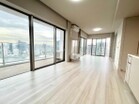 大きな窓から日差しがたっぷり差し込む明るい室内♪