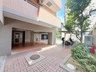 植栽の緑が目に優しい。季節の移ろいを一番に感じられる、お気に入りの場所。