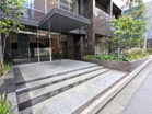 植栽の緑が目に優しいエントランス。