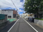 閑静な住宅街に佇む、前面道路５．９ｍで車の出入りも楽々♪