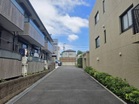 第一種低層住居専用地域に位置する閑静な住宅地。