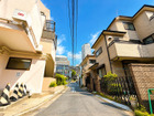 2つの道路がもたらす、圧倒的な光と開放感。