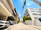 光と風が通り抜ける、ふたつの道路に面した贅沢な開放感。