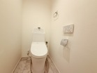清潔で快適な温水洗浄機能付トイレです。シンプルで使い勝手がよく、お掃除も楽チンです。