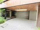 特別感を感じさせるエントランス。落ち着いた雰囲気を纏っております。