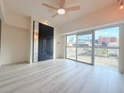 プライベート時間も快適に。バルコニーに面した、開放感あるシンプルモダンな洋室
