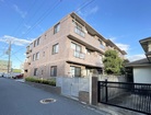 閑静な住宅街に佇む低層レジデンス