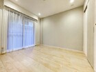 大きな窓の明るいお部屋