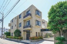 静かな住宅街のなかにある低層レジデンス