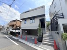 車庫は並列で２台駐車可能です（車種による）。