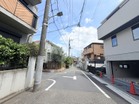前面道路５．４５m。お車でのアプローチもしやすい。