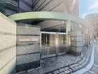 重厚な雰囲気のエントランス。