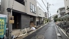 道路と段差がないため、車高の低い車でもスムーズに入出庫が可能