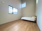【洋室7.6帖】窓からお日さまがたっぷり差し込みます♪日中は自然光だけで過ごせそうです。