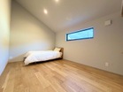 【洋室7.6帖】ナチュラルな木目と上品な色合いが魅力的な居住スペースは、住む人の心を自然とおだやかにします!
