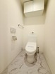 【トイレ新規交換完了】機能的なお手洗い。上部に収納棚も付いています。