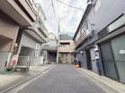 周辺は閑静な住宅街