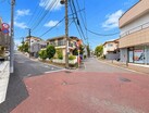 光と風が通り抜ける、ふたつの道路に面した贅沢な開放感。
