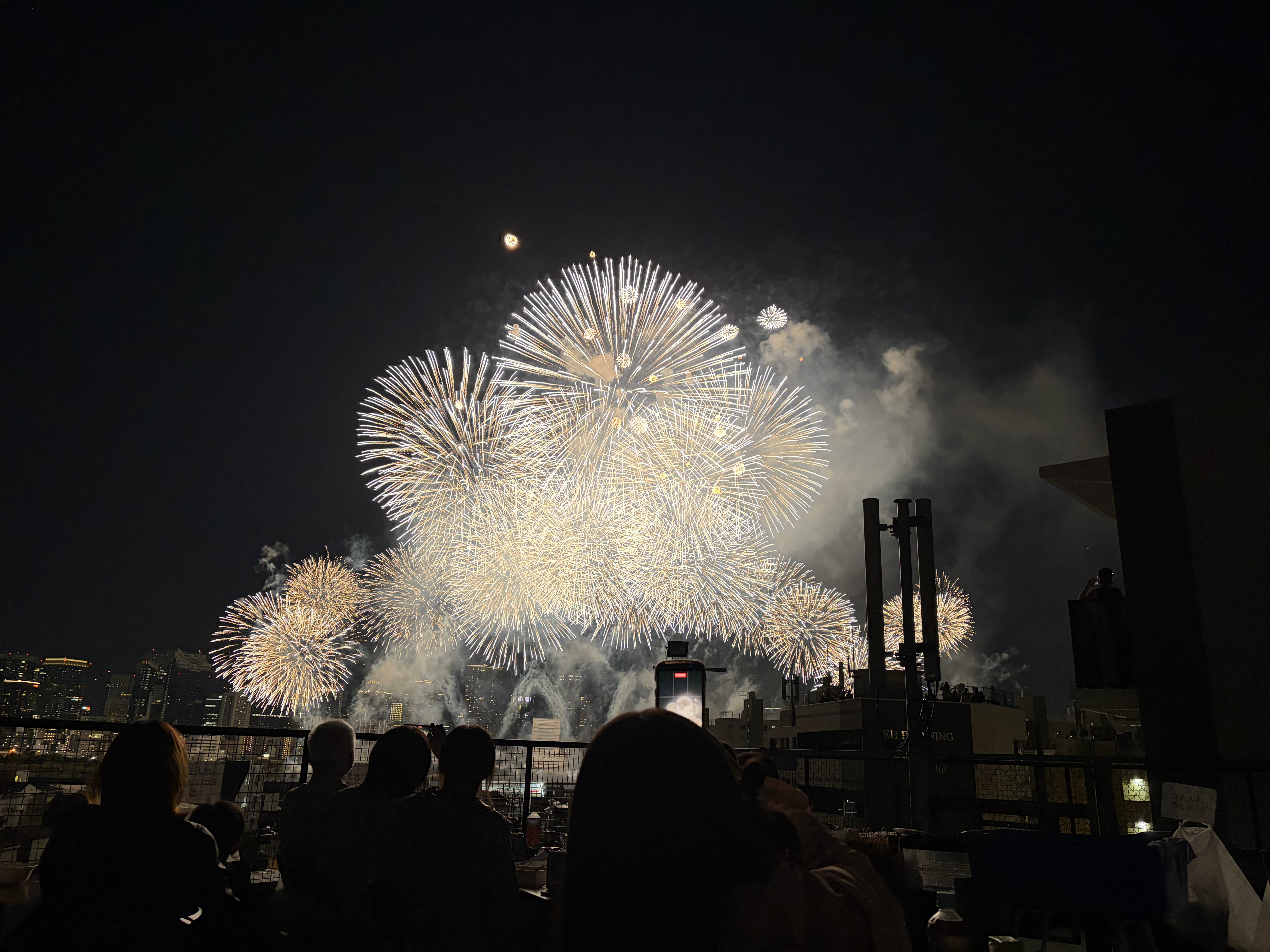 【淀川花火大会】社員と家族で屋上から花火を楽しみました！